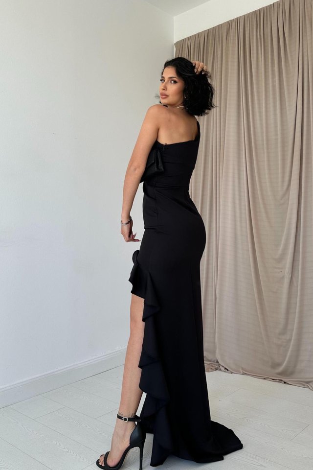 Siyah Yırtmaçlı Volanlı Elbise