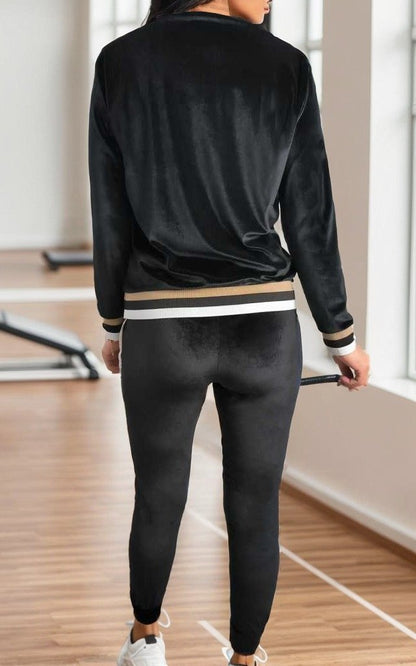 Kadın Uzun Kollu V Yaka Yakası Ve Kol Ağzı şerit Detay Armalı Kadife Takım