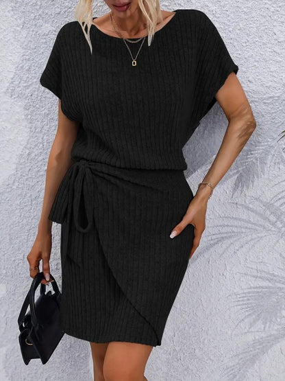 Kadın Kısa Kollu Yakası Açık Belden Lastikli Yandan Bağlamalı Kalın Fitilli Kaşkorse Elbise