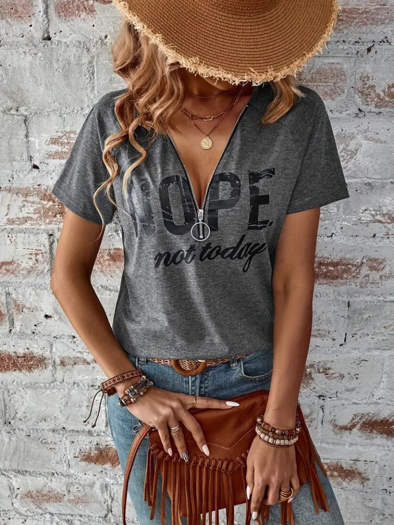 Kadın Kısa Kollu önden Fermuarlı Yazı Baskılı Viskon Bluz