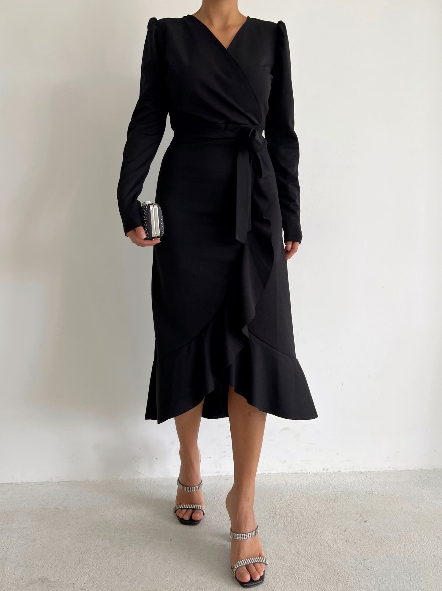 Krep Kumaş Midi Boy Kuşaklı Uzunkol Elbise 113 Cm