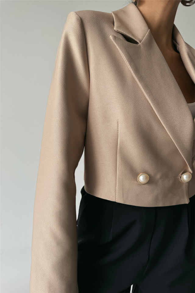 ARKASI İNCİ DÜĞME DETAYLI CROP CEKET - Bej