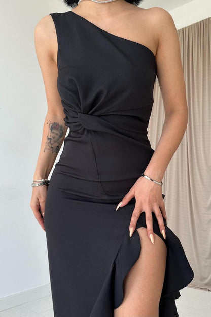 Siyah Yırtmaçlı Volanlı Elbise