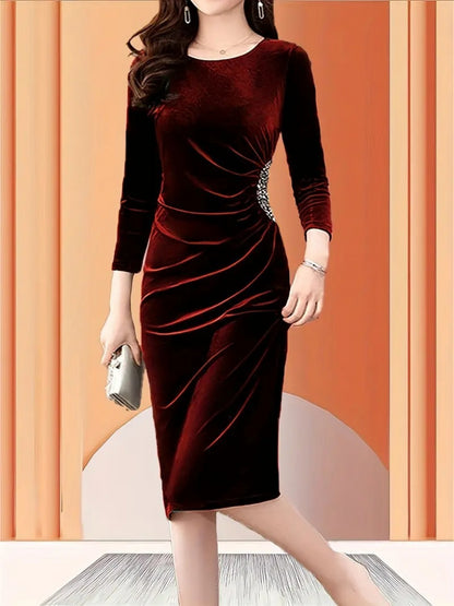 Kadın Uzun Kollu Yakası Açık Yanlardan Büzgülü Taş Detaylı Midi Kadife Elbise