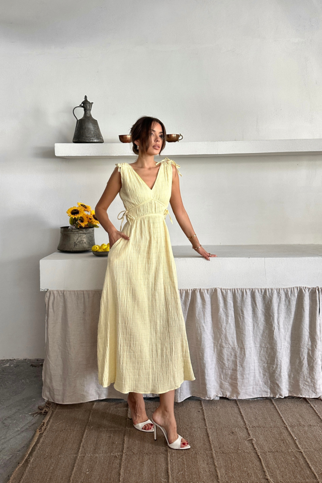 MÜSLİN ELBİSE OMUZ BÜZGÜ DETAYLI V YAKA KOLSUZ ELBİSE - Sarı