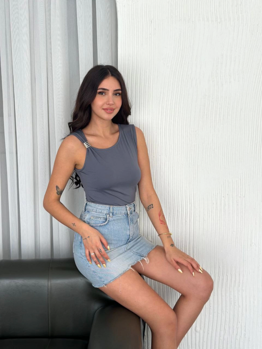 Osy Modal Yumuşak Dokulu Kumaş Bisiklet Yaka Sıfır Kol Bluz Omuz Toka Aksesuar Detaylı - Antrasit