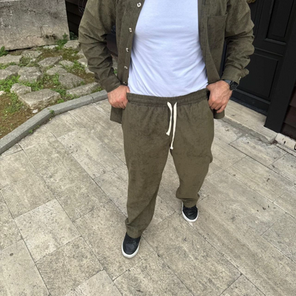 Erkek Kadife Oversize Takım – Gömlek Ve Pantolon İkili Set Füme Corduroy Şıklığı, Rahat Ve Zarif Duruş Yumuşak Dokulu Kadife Kumaş, Düğmeli Gömlek Üst Ve Lastikli Pantolon Alt Parça Ile Gün Boyu Konfor- Haki