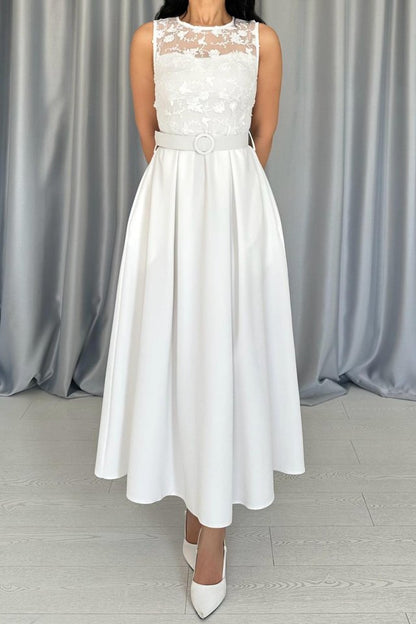 Beyaz Önü Dantel Detaylı Kemerli Elbise