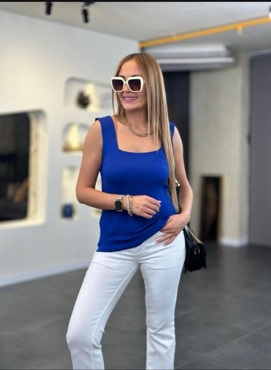 Kare Yaka Kalın Askılı Beyaz Triko Bluz